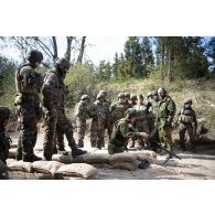 Des légionnaires du 1er régiment étranger de génie (REG) suivent une formation sur mitrailleuse polyvalente MG-3 de 7,62 mm auprès des réservistes estoniens pour une séance de tir à Saaremaa, en Estonie.