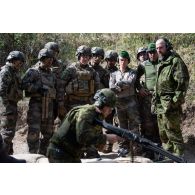 Des légionnaires du 1er régiment étranger de génie (REG) suivent une formation sur mitrailleuse polyvalente MG-3 de 7,62 mm auprès des réservistes estoniens pour une séance de tir à Saaremaa, en Estonie.