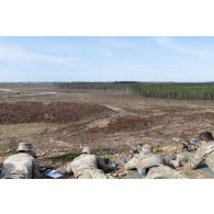 Des tireurs d'élite américains de la 101st Airborne observent le terrain dans la lunette de leur fusil de précision M110 semi automatic sniper system (SASS) pour une séance de tir à Tapa, en Estonie.