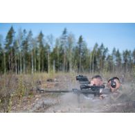 Un légionnaire de la 13e demi-brigade de la légion étrangère (DBLE) tire au fusil de précision PGM Hécate II aux côtés de son spotter pour une séance de tir à Tapa, en Estonie.