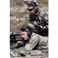 Un tireur d'élite américain de la 101e Airborne observe le terrain dans la lunette d'un fusil PGM Hécate II sous la supervision d'un spotter de la 13e demi-brigade de la légion étrangère (DBLE) à Tapa, en Estonie.