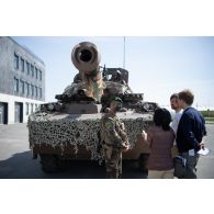 Le lieutenant François du 1er régiment étranger de cavalerie (REC) présente un blindé à roues et canon rénové AMX-10 RCR à des journalistes à Tapa, en Estonie.