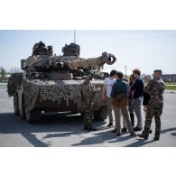 Le lieutenant François du 1er régiment étranger de cavalerie (REC) présente un blindé à roues et canon rénové AMX-10 RCR à des journalistes à Tapa, en Estonie.