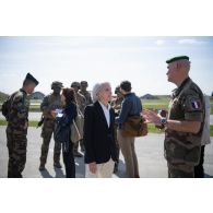 Des légionnaires de la 13e demi-brigade de la légion étrangère (DBLE) et des bigors du 3e régiment d'artillerie de marine (RAMa) échangent avec des journalistes à Tapa, en Estonie.