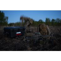 Un commando parachutiste (GCP) du 8e régiment parachutiste d'infanterie de marine (RPIMa) rassemble son équipement après avoir sauté sur Viitna, en Estonie.