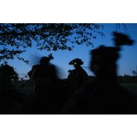 Un commando parachutiste (GCP) du 8e régiment parachutiste d'infanterie de marine (RPIMa) observe le terrain au moyen de ses jumelles de vision nocturne après avoir sauté sur Viitna, en Estonie.