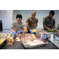 Des cuisiniers du détachement mixte du commissariat (DMC) préparent des sandwichs au mess de Tapa, en Estonie.