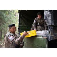 Des légionnaires déchargent leur repas depuis un camion GBC-180 à Tapa, en Estonie.