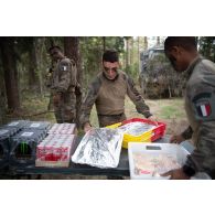 Des légionnaires disposent leur repas sur une table à Tapa, en Estonie.