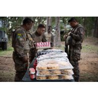 Des légionnaires disposent leur repas sur une table à Tapa, en Estonie.