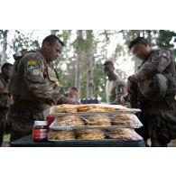 Des légionnaires disposent leur repas sur une table à Tapa, en Estonie.