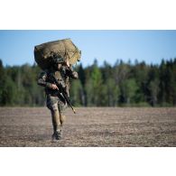 Un marsouin du 8e régiment parachutiste d'infanterie de marine (RPIMa) rejoint un point de rassemblement après avoir sauté sur Viitna, en Estonie.