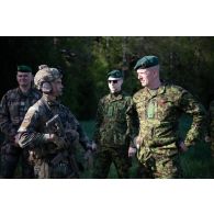 Le général Martin Herem, chef d'état-major des armées estoniennes, discute avec un chef de section des commandos parachutistes (GCP) du 8e régiment parachutiste d'infanterie de marine (RPIMa) à Viitna, en Estonie.