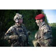 Le colonel Christophe Degand du 8e régiment parachutiste d'infanterie de marine (RPIMa) discute avec un chef de section des commandos parachutistes (GCP) à Viitna, en Estonie.