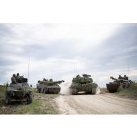 Des blindés à roues et canon rénové AMX-10 RCR et un véhicule blindé léger (VBL) du 1er régiment étranger de cavalerie (REC) manoeuvrent aux côtés d'un char Challenger 2 britannique à Tapa, en Estonie.