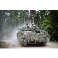 Un blindé Bulldog FV-432 britannique traverse une forêt à Tapa, en Estonie.