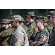 Un officier du 3e régiment d'artillerie de marine (RAMa) écoute un briefing de sécurité aux côtés des artilleurs estoniens et américains à Tapa, en Estonie.