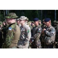 Des officiers du 3e régiment d'artillerie de marine (RAMa) écoutent un briefing de sécurité aux côtés des artilleurs estoniens et britanniques à Tapa, en Estonie.