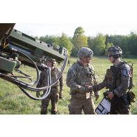 Un chef de pièce du 3e régiment d'artillerie de marine (RAMa) échange avec un officier américain de la 4th Infantry Division à Soodla, en Estonie.