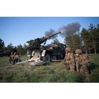 Des bigors du 3e régiment d'artillerie de marine (RAMa) tirent un obus explosif depuis un camion équipé d'un système d'artillerie (CAESAR) à Soodla, en Estonie.