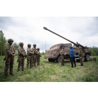 Le capitaine Mickaël du 3e régiment d'artillerie de marine (RAMa) présente un camion équipé d'un système d'artillerie (CAESAR) au Président estonien Alar Karis à Soodla, en Estonie.