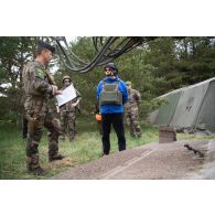 Le capitaine Mickaël du 3e régiment d'artillerie de marine (RAMa) présente un camion équipé d'un système d'artillerie (CAESAR) au Président estonien Alar Karis à Soodla, en Estonie.