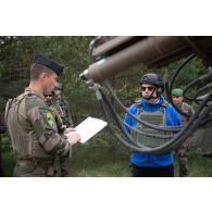 Le capitaine Mickaël du 3e régiment d'artillerie de marine (RAMa) présente un camion équipé d'un système d'artillerie (CAESAR) au Président estonien Alar Karis à Soodla, en Estonie.