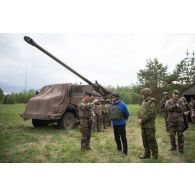 Le capitaine Mickaël du 3e régiment d'artillerie de marine (RAMa) présente un camion équipé d'un système d'artillerie (CAESAR) au Président estonien Alar Karis à Soodla, en Estonie.