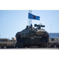 Un char britannique Challenger 2 des Queen's Royal Hussars stationne sur le port de Paldiski, en Estonie.