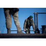 Des soldats britanniques des Royal Marines encadrent l'embarquement de véhicules à bord d'un chaland de transport de matériel landing craft utility (LCU) à Paldiski, en Estonie.