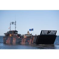 Un chaland de transport de matériel landing craft utility (LCU) de la Royal Navy transporte un char Challenger 2 des Queen's Royal Hussars sur la mer Baltique à Paldiski, en Estonie.