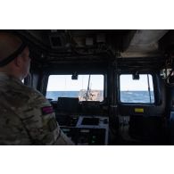 Un soldat britannique des Royal Marines pilote un chaland de transport de matériel landing craft utility (LCU) de la Royal Navy à Paldiski, en Estonie.