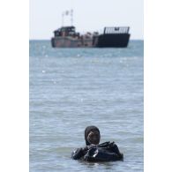 Un légionnaire de la section amphibie s'infiltre en milieu aquatique pour la reconnaissance de la plage de Paldiski, en Estonie.