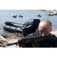 Des légionnaires de la section amphibie s'infiltrent en milieu aquatique pour la reconnaissance de la plage de Paldiski, en Estonie.