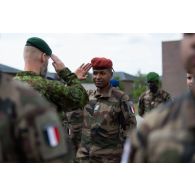 Le colonel Andrus Merilo décore un soldat de l'élément de soutien national (ESN) à Tapa, en Estonie.