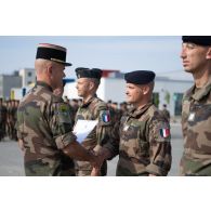 Le lieutenant-colonel Edouard Bros remet une lettre de félicitation à un soldat de l'élément de soutien national (ESN) à Tapa, en Estonie.