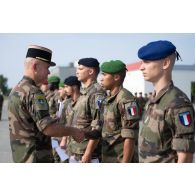 Le lieutenant-colonel Edouard Bros remet une lettre de félicitation à un soldat de l'élément de soutien national (ESN) à Tapa, en Estonie.