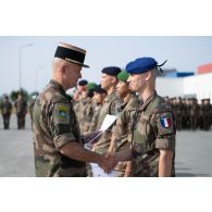 Le lieutenant-colonel Edouard Bros remet une lettre de félicitation à un soldat de l'élément de soutien national (ESN) à Tapa, en Estonie.