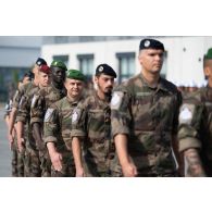 Des soldats de l'élément de soutien national (ESN) rejoignent les rangs après la remise de leur lettre de félicitation à Tapa, en Estonie.