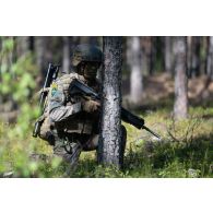 Un légionnaire de la 13e demi-brigade de la légion étrangère (DBLE) tient une position à couvert des arbres à Tapa, en Estonie.