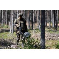 Un légionnaire de la 13e demi-brigade de la légion étrangère (DBLE) transporte un poste de tir de missile moyenne portée (MMP) en forêt à Tapa, en Estonie.