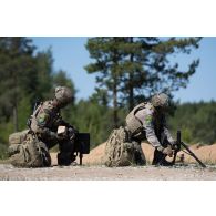 Des légionnaires de la 13e demi-brigade de la légion étrangère (DBLE) déploient un poste de tir de missile moyenne portée (MMP) à Tapa, en Estonie.