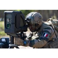 Un légionnaire de la 13e demi-brigade de la légion étrangère (DBLE) observe une cible depuis le poste de tir d'un missile moyenne portée (MMP) à Tapa, en Estonie.