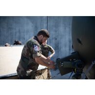 Un transmetteur du 43e régiment de transmissions (RTrs) contrôle le bon fonctionnement d'une antenne parabolique à Tapa, en Estonie.