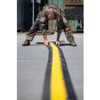 Un transmetteur du 43e régiment de transmissions (RTrs) installe une gouttière de protection pour le passage des câbles à Tapa, en Estonie.