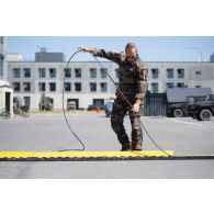 Un transmetteur du 43e régiment de transmissions (RTrs) installe une gouttière de protection pour le passage des câbles à Tapa, en Estonie.