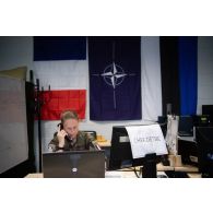 Le lieutenant Catherine du 43e régiment de transmissions (RTrs) travaille dans son bureau à Tapa, en Estonie.