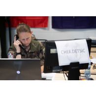 Le lieutenant Catherine du 43e régiment de transmissions (RTrs) travaille dans son bureau à Tapa, en Estonie.