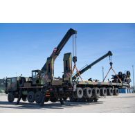 Des camions lourds de dépannage (CLD) soulèvent la remorque d'un tracteur routier porte-chars de 50 tonnes (TR-PC 50) à Tapa, en Estonie.