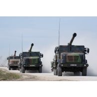 Des camions équipés d'un système d'artillerie (CAESAR) du 3e régiment d'artillerie de marine (RAMa) progressent en convoi sur la route de Tapa, en Estonie.